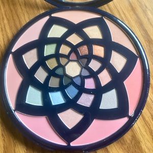 Nwot stila eyeshadow palette